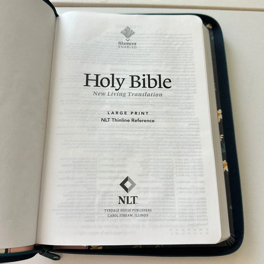 Tyndale NLT Thinline Reference Bible Large Print Floral Zippered Never Used Boho